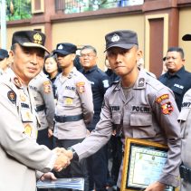 Apresiasi Perolehan Nilai Kompetensi Tertinggi, Kadiv Humas Beri Beasiswa 6 Bintara