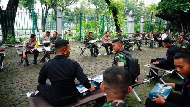 Kapolri Jenderal Pol. Listyo Sigit Prabowo dan Panglima TNI Jenderal Agus Subiyanto menunjukkan apresiasi mereka kepada personel gabungan TNI-Polri yang bertugas mengamankan Pemilu 2024. Hal ini ditunjukkan dengan makan siang bersama di Lapangan Silang Monas, Jakarta Pusat pada hari Rabu (14/5).