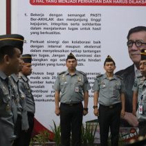 Ronald Lumbuun : Pemimpin Jangan Seperti Menara Gading