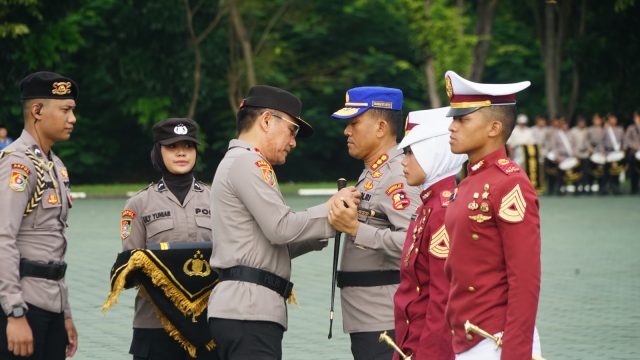 Pengasuh dan Taruna Berprestasi Diberi Pin Emas oleh Kapolri