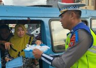 Ditlantas Polda Sulut dan Jasa Raharja Bagi-bagi Makanan Takjil 