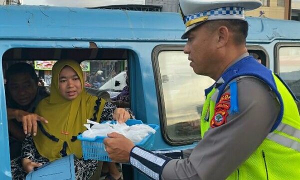 Ditlantas Polda Sulut dan Jasa Raharja Bagi-bagi Makanan Takjil