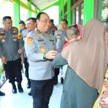 As-SDM Kapolri dan Rombongan Hibur Anak-anak Korban Banjir Demak di Posko Trauma Healing