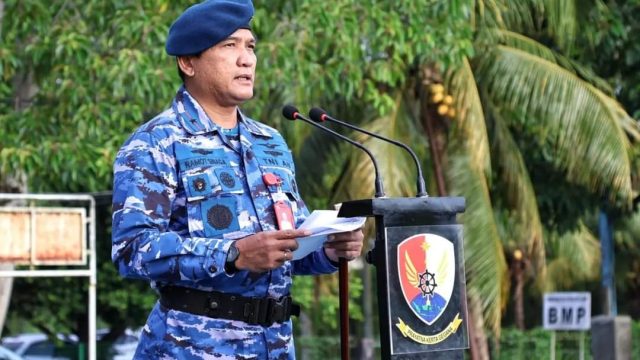 amanat Pangkoopsudnas Marsdya TNI Ir. Tedi Rizalihadi S., M.M., yang dibacakan Danlanud Sam Ratulangi Marsma TNI Ramot C.P. Sinaga, S.E., M.Han., saat Upacara Bendera 17an di Lapangan Dirgantara Lanud Sam Ratulangi, Manado, Sulawesi Utara. Senin (18/3/2024).