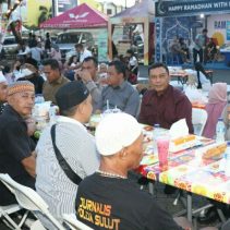 Berbaur dengan Warga, Kapolda Buka Puasa Bersama di Festival Kuliner Ramadhan Kawasan Megamas Manado