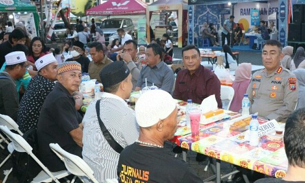 Berbaur dengan Warga, Kapolda Buka Puasa Bersama di Festival Kuliner Ramadhan Kawasan Megamas Manado
