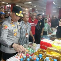 Cek Harga Kebutuhan Pokok, Kapolda Bersama Satgas Pangan Sulut Datangi Pasar Bersehati Manado