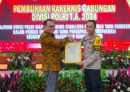 Kadivhumas Polri Irjen. Pol. Sandi Nugroho menerima penyerahan sertifikat ISO 9001:2015 yang diserahkan langsung oleh Vice President of corporate secretary PT Sucofindo Arifin SE.