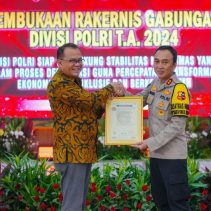 Kadivhumas Polri Irjen. Pol. Sandi Nugroho menerima penyerahan sertifikat ISO 9001:2015 yang diserahkan langsung oleh Vice President of corporate secretary PT Sucofindo Arifin SE.