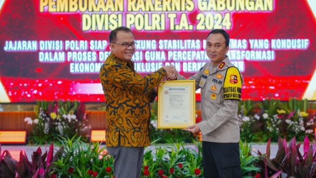 Kadivhumas Polri Irjen. Pol. Sandi Nugroho menerima penyerahan sertifikat ISO 9001:2015 yang diserahkan langsung oleh Vice President of corporate secretary PT Sucofindo Arifin SE.