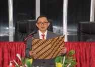 Rektor Unsrat. Prof. Oktovian Sompie saat melantik pejabat dilingkungan Unsrat (Foto : Dok. Unsrat)