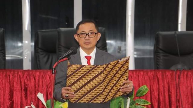 Rektor Unsrat. Prof. Oktovian Sompie saat melantik pejabat dilingkungan Unsrat (Foto : Dok. Unsrat)