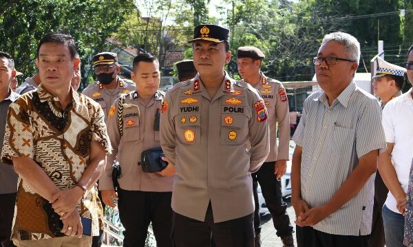 Kunjungi Sejumlah Gereja, Kapolda Pantau Pengamanan Ibadah Paskah di Kota Manado