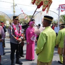Kapolda Sulawesi Utara (Sulut) Irjen Pol Yudhiawan didampingi Ketua Pengurus Daerah Bhayangkari Sulut Ny. Yunita Yudhiawan bersama Pejabat Utama dan Bhayangkari, melakukan kunjungan kerja ke Polres Bolaang Mongondow Utara, Kamis (25/4/2024).