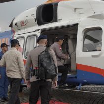 Kapolri Naik Heli Bareng Menko Polhukam Tinjau Kesiapan Arus Mudik di Merak