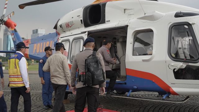 Kapolri Naik Heli Bareng Menko Polhukam Tinjau Kesiapan Arus Mudik di Merak