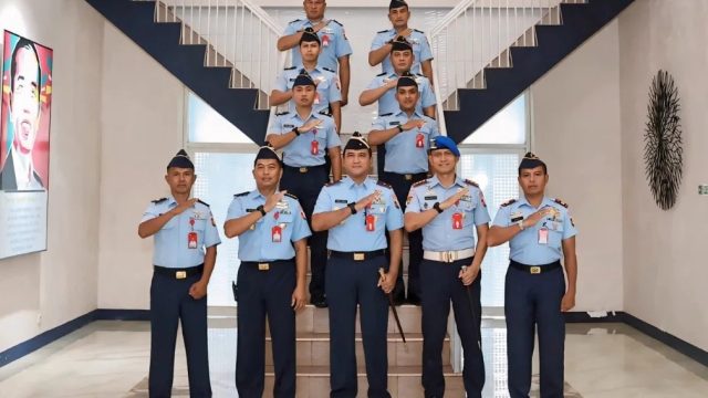 Danlanud Sam Ratulangi Marsma TNI Ramot C.P. Sinaga, S.E., M.Han., pada Acara Kenaikan Pangkat personel Lanud Sam Ratulangi Periode 1 April 2024 di Lapangan Apel Lanud Sam Ratulangi, Manado. Sulawesi Utara. Senin (1/4/2024).