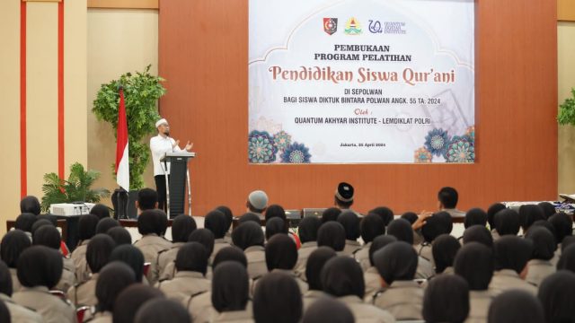 Sekolah Polisi Wanita bersama Lemdiklat Polri dan Quantum Akhyar Institute yang dipimpin oleh Ust. Dr. Adi Hidayat, Lc., M.A., membuka program pelatihan pendidikan siswa Qur'ani. Program tersebut diperuntukan bagi siswa bintara Polwan.