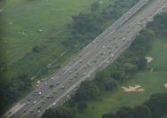 Kakorlantas Polri Irjen Pol. Aan Suhanan di dampingi Kabag Ops Korlantas Polri Kombes Pol. Eddy Djunaedi melakukan pantuan udara arus balik 2024 di jalur Tol Trans Jawa usai melepas Oneway di KM 414 Kalikangkung Jawa Tengah.