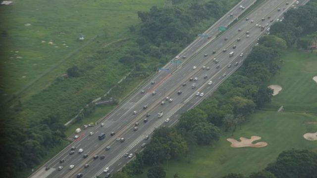 Kakorlantas Polri Irjen Pol. Aan Suhanan di dampingi Kabag Ops Korlantas Polri Kombes Pol. Eddy Djunaedi melakukan pantuan udara arus balik 2024 di jalur Tol Trans Jawa usai melepas Oneway di KM 414 Kalikangkung Jawa Tengah.