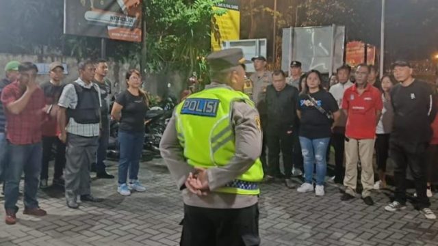 Polsek Tikala bersama personel Polresta Manado mengintensifkan Kegiatan Rutin yang Ditingkatkan (KRYD) di wilayah hukum Polresta Manado, fokusnya di Kelurahan Banjer, Kecamatan Tikala, Kota Manado, Sabtu (27/4/2024).