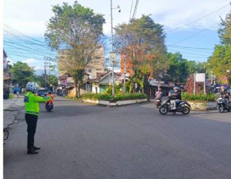 Satlantas Polresta Manado telah menggelar kegiatan Pos Cakalang (Polisi Cegah Kemacetan dan Pelanggaran) pada hari Sabtu, tanggal 27 April 2024.