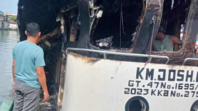 Personel Sat Pol Airud Polresta Manado berhasil mengamankan dan mengolah tempat kejadian perkara (TKP) terkait kebakaran kapal pajeko KM. Josh 02 di dermaga Tumumpa.