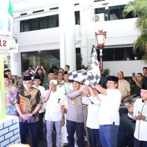 Mewakili Danlanud Sam Ratulangi Marsma TNI Ramot C.P. Sinaga, S.E., M.Han., Kadispers Lanud Sam Ratulangi Letkol Adm Rudy Londong menghadiri Pelepasan Pawai Takbiran Keliling oleh Wakil Gubernur Sulawesi Utara Drs. Steven O.E. Kandouw di Halaman Kantor Gubernur Provinsi Sulawesi Utara, Manado, Sulawesi Utara. Selasa (9/4/2024).