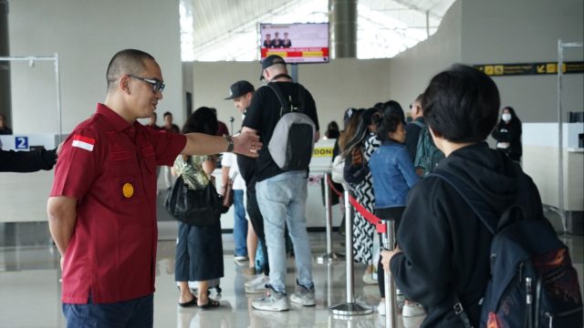 Libur Panjang, Kakanwil Tinjau Penerbangan Internasional di Bandara Sam Ratulangi