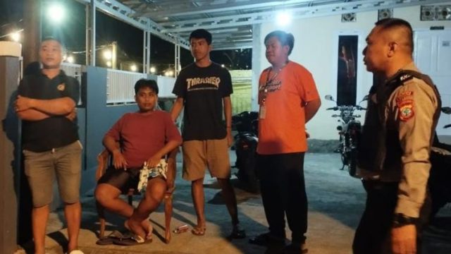 Polsek Tuminting bersama anggotanya melaksanakan kegiatan inovatif mereka yang dikenal sebagai “ba ron-ron kampong”.