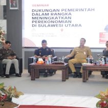 Rektor Unsrat Prof. Oktovian Sompie (paling kanan) bersama Wagub Drs. Steven Kandouw (kedua dari kanan) saat seminar (Foto : Dok. Unsrat)