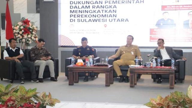 Rektor Unsrat Prof. Oktovian Sompie (paling kanan) bersama Wagub Drs. Steven Kandouw (kedua dari kanan) saat seminar (Foto : Dok. Unsrat)