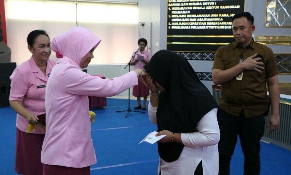Bhayangkari Daerah Sulawesi Utara menyerahkan bantuan Kartu BPJS kepada anak-anak Panti Asuhan Nurul Hidayah, dalam rangka peringatan Hari Ulang Tahun ke-44 Yayasan Kemala Bhayangkari.