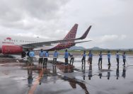Pasca erupsi Gunung Ruang yang mengakibatkan abu vulkanik menutupi area airside, personel Lanud Sam Ratulangi membantu membersihkan Bandara Internasional Sam Ratulangi, Manado, Sulawesi Utara. Kamis (2/5/2024).