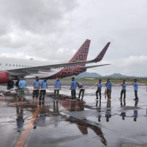 Pasca erupsi Gunung Ruang yang mengakibatkan abu vulkanik menutupi area airside, personel Lanud Sam Ratulangi membantu membersihkan Bandara Internasional Sam Ratulangi, Manado, Sulawesi Utara. Kamis (2/5/2024).