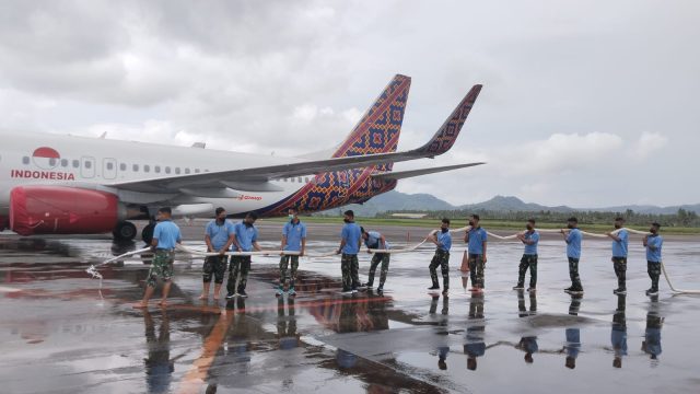 Pasca erupsi Gunung Ruang yang mengakibatkan abu vulkanik menutupi area airside, personel Lanud Sam Ratulangi membantu membersihkan Bandara Internasional Sam Ratulangi, Manado, Sulawesi Utara. Kamis (2/5/2024).