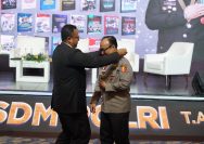 Museum Rekor Dunia Indonesia (MURI) memberikan penghargaan kepada Asisten Kapolri bidang Sumber Daya Manusia (As SDM Kapolri) Irjen Dedi Prasetyo.