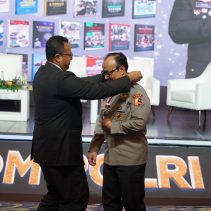 Museum Rekor Dunia Indonesia (MURI) memberikan penghargaan kepada Asisten Kapolri bidang Sumber Daya Manusia (As SDM Kapolri) Irjen Dedi Prasetyo.
