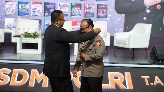 Museum Rekor Dunia Indonesia (MURI) memberikan penghargaan kepada Asisten Kapolri bidang Sumber Daya Manusia (As SDM Kapolri) Irjen Dedi Prasetyo.