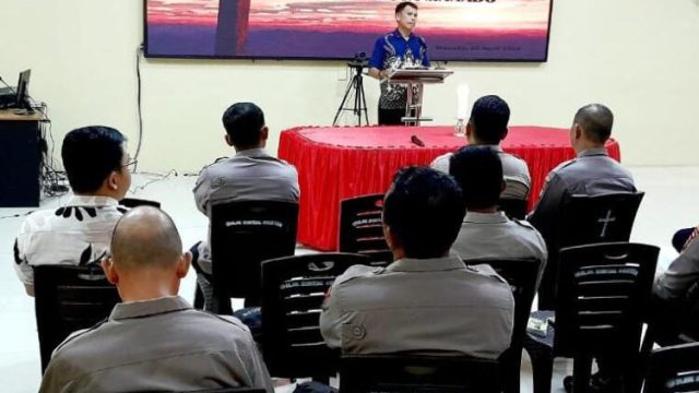 Dalam upaya meningkatkan kesejahteraan rohani dan mental personelnya, Polresta Manado melaksanakan kegiatan Binrohthal (Bimbingan Rohani dan Mental) pada hari Kamis (25/4/2024)
