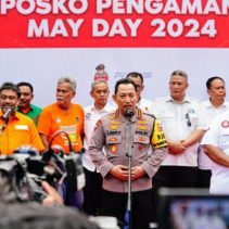 Kapolri Jenderal Listyo Sigit Prabowo meninjau langsung pengamanan peringatan aksi Hari Buruh Internasional atau May Day di Gelora Bung Karno (GBK), Jakarta, Rabu, 1 Mei 2024.