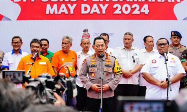 Kapolri Jenderal Listyo Sigit Prabowo meninjau langsung pengamanan peringatan aksi Hari Buruh Internasional atau May Day di Gelora Bung Karno (GBK), Jakarta, Rabu, 1 Mei 2024.