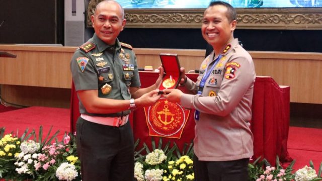 Kadiv Propam Markas Besar Kepolisian Republik Indonesia (Mabes Polri) Inspektur Jenderal (Irjen) Polisi Syahar Diantono memberikan apresiasi atas penyelenggaraan Rapat Koordinasi Teknis (Rakornis) Polisi Militer Tentara Nasional Indonesia (POM TNI)-Propam Polri Tahun Anggaran 2024 yang bertempat di Aula Gatot Subroto Mabes TNI Cilangkap, Jakarta Timur, Kamis (2/5/2024).