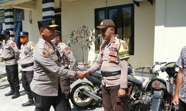 Kapolda Sulawesi Utara Irjen Pol Yudhiawan didampingi para pejabat utama (PJU) Polda melaksanakan patroli kamtibmas di Kecamatan Tagulandang, Kabupaten Sitaro, pasca erupsi Gunung Ruang, Selasa (14/5/2024).