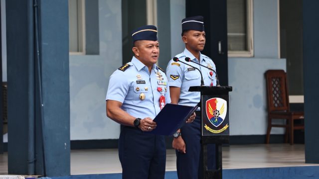 personel Lanud Sam Ratulangi melaksanakan Upacara Bendera mingguan di Lapangan Apel Lanud Sam Ratulangi, Manado, Sulawesi Utara. Senin (6/5/2024).