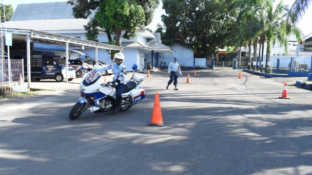 Satuan Polisi Militer (Satpom) Lanud Sam Ratulangi secara rutin melaksanakan latihan teknis pengawalan bermotor di Lapangan Parkir Satpom Lanud Sam Ratulangi, Manado, Sulawesi Utara. Kamis (16/5/2024).