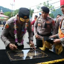 Kapolres Kepulauan Sangihe AKBP Dhana Ananda Syahputra dan jajaran menyambut kadatangan Kapolda Sulawesi Utara Irjen Pol Yudhiawan dan rombongan di Mapolres Kepulauan Sangihe, Kamis (30/5/2024).