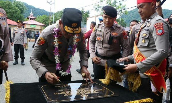 Kapolres Kepulauan Sangihe AKBP Dhana Ananda Syahputra dan jajaran menyambut kadatangan Kapolda Sulawesi Utara Irjen Pol Yudhiawan dan rombongan di Mapolres Kepulauan Sangihe, Kamis (30/5/2024).
