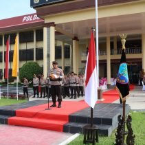 Kapolda Sulawesi Utara Irjen Pol Yudhiawan menutup tradisi pembaretan Bintara Remaja Polri lulusan tahun 2023 (Angkatan 50), yang digelar di Lapangan Presisi Polda Sulut, Sabtu (4/5/2024) pagi.