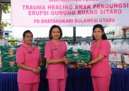 Wakil Ketua PD Bhayangkari Polda Sulut Ny. Antin Dachi bersama dengan Ketua PC Bhayangkari Polresta Manado Ny. Melanie Julianto melakukan aksi peduli yang menghangatkan hati.